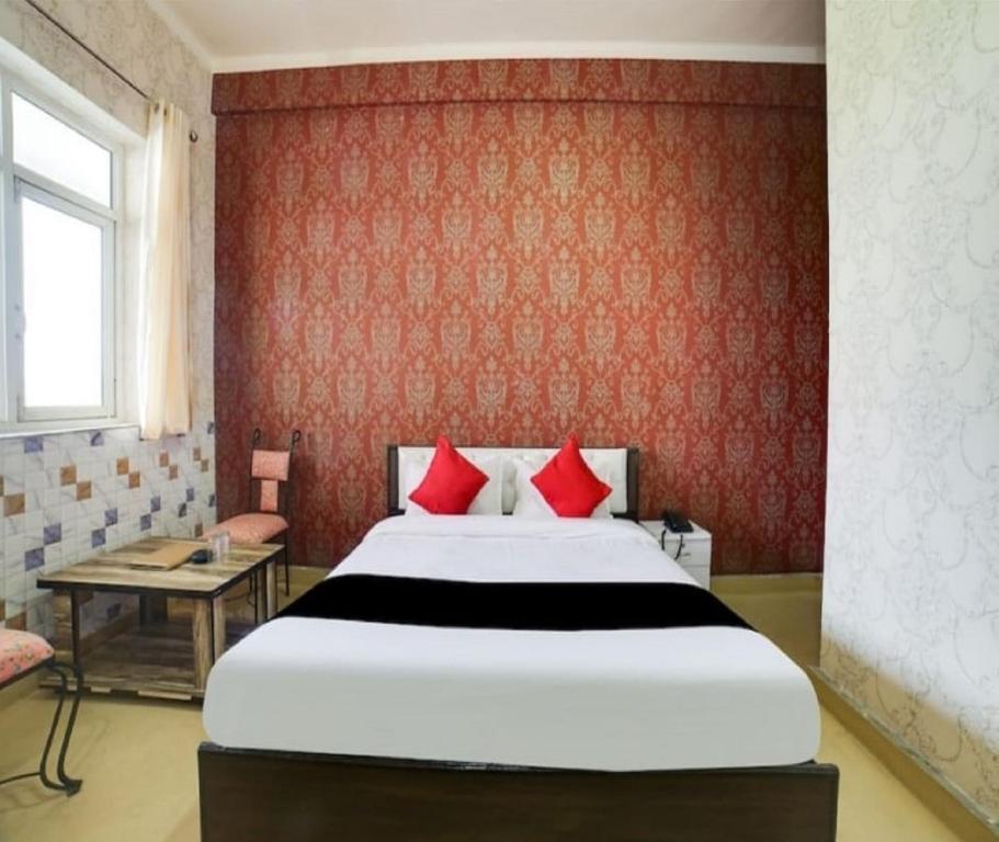 Posteľ alebo postele v izbe v ubytovaní Sudhir Hotel & Banquet, Sonipat