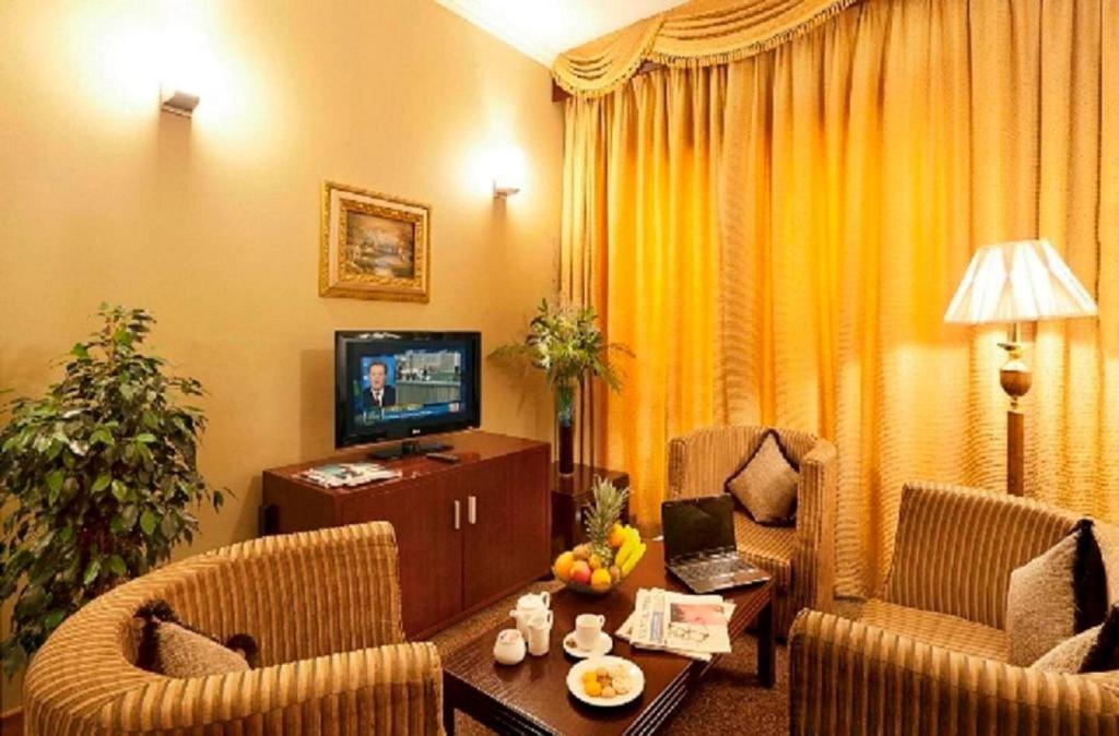 TV a/nebo společenská místnost v ubytování Sun & Sands Sea View Hotel