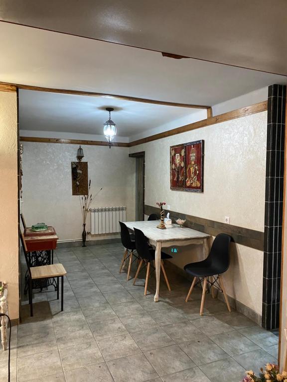 Mini Hostel N.Tigranyan 5 في يريفان: غرفة طعام مع طاولة وكراسي