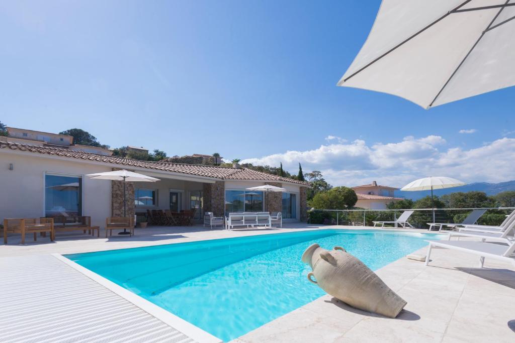 Grande villa à PortoVecchio avec piscine, jacuzzi, sauna & fitness