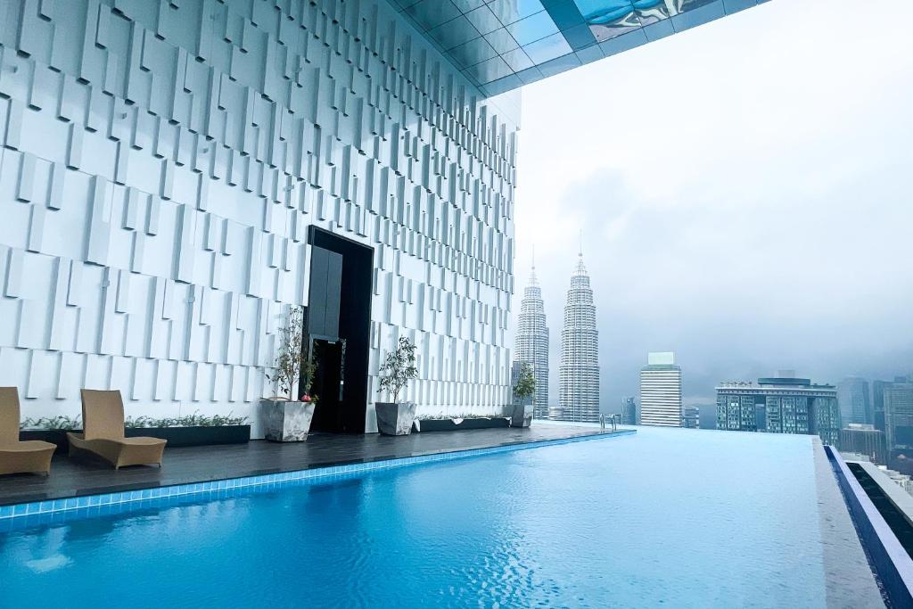 吉隆坡的住宿－Platinum 2 by DM Suites KLCC , Kuala Lumpur，一座大楼顶部的游泳池