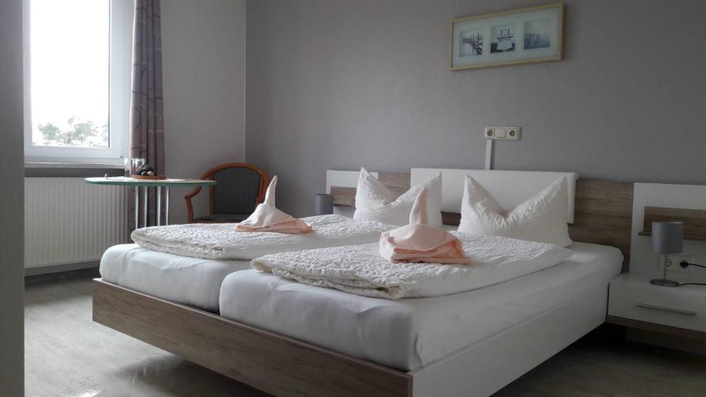 Postel nebo postele na pokoji v ubytování Hotel Ratscafe Ückeritz