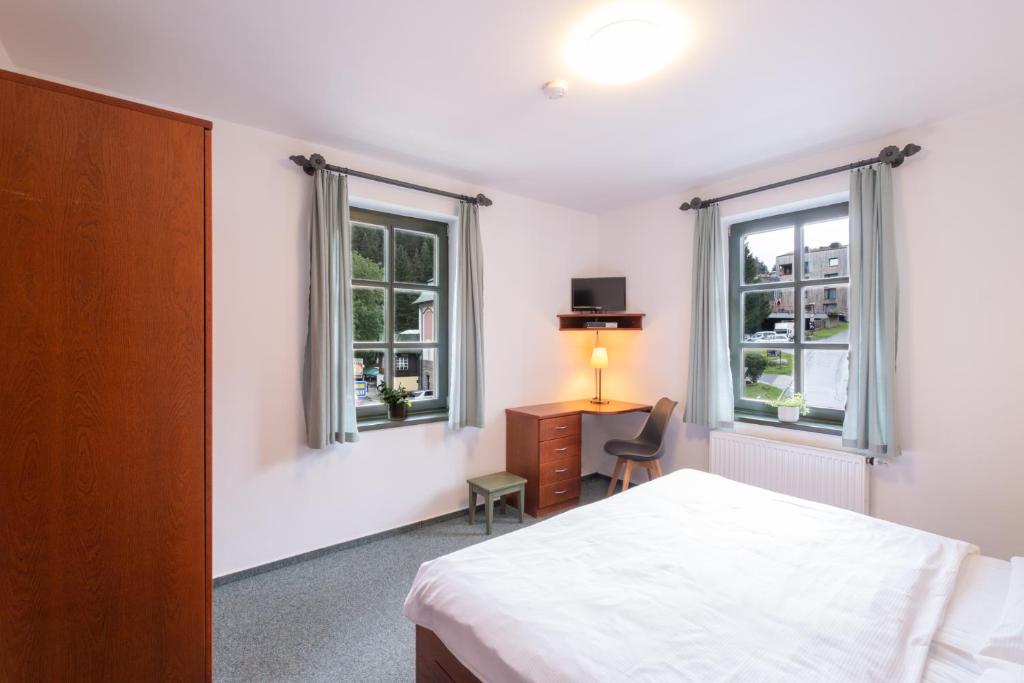 Postel nebo postele na pokoji v ubytování Hotel Krokus