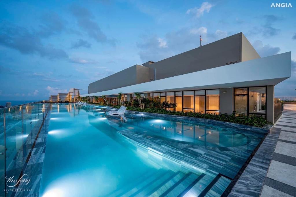 une piscine en face d'un bâtiment dans l'établissement The Song Aparment - Căn hộ the sóng Vũng Tàu - Havilla Homestay, à Vung Tau