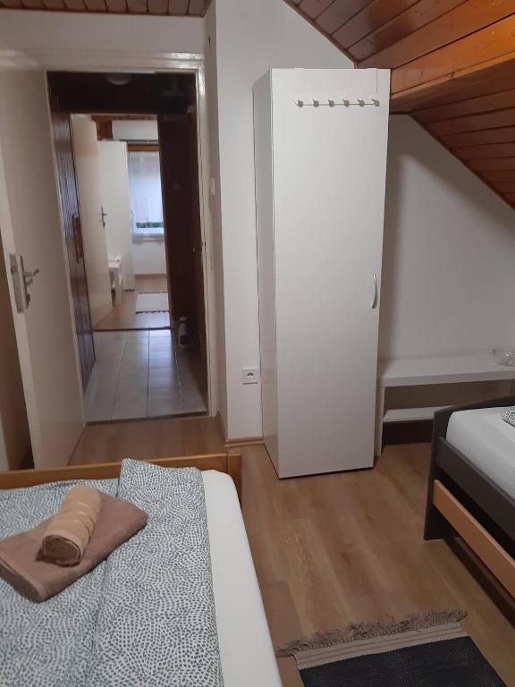 Łóżko lub łóżka w pokoju w obiekcie Portum vendégház