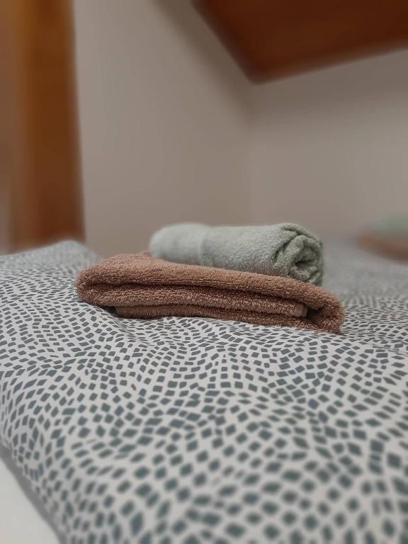 Łóżko lub łóżka w pokoju w obiekcie Portum vendégház