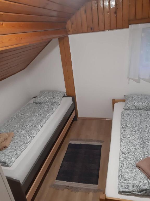 Łóżko lub łóżka w pokoju w obiekcie Portum vendégház