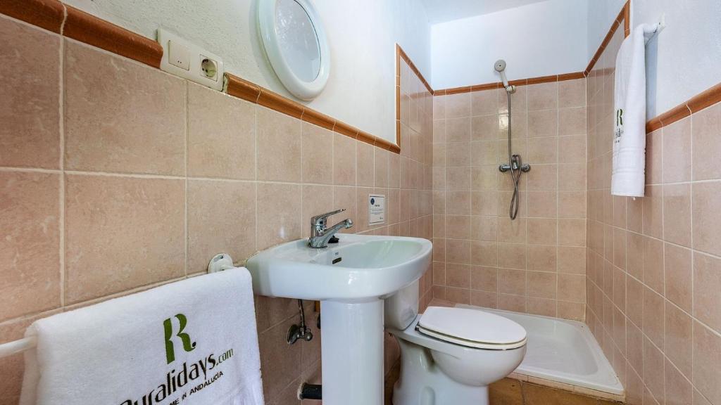 A bathroom at Casa Rural La Rubia Nigüelas by Ruralidays