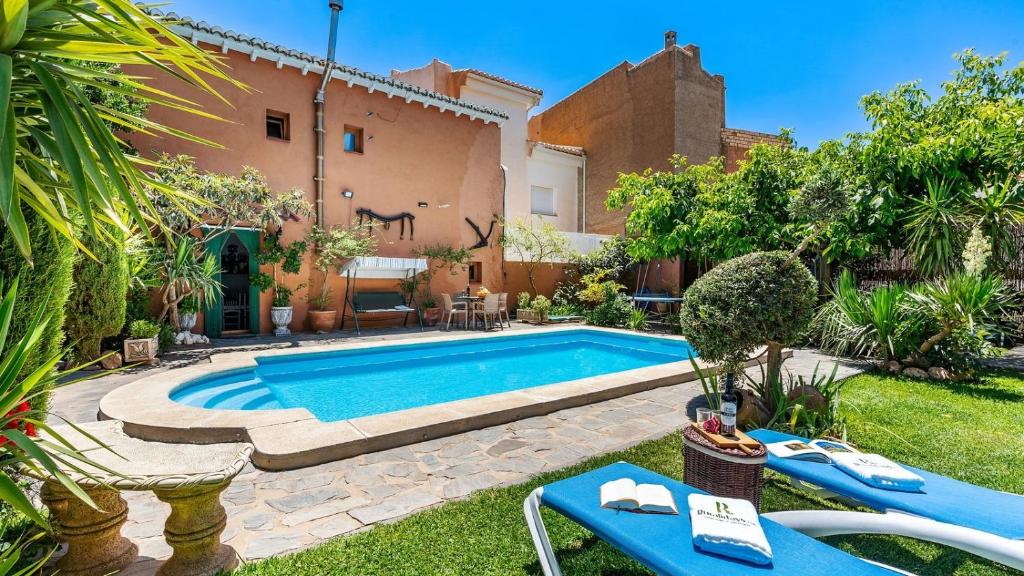 The swimming pool at or close to Casa Rural La Rubia Nigüelas by Ruralidays