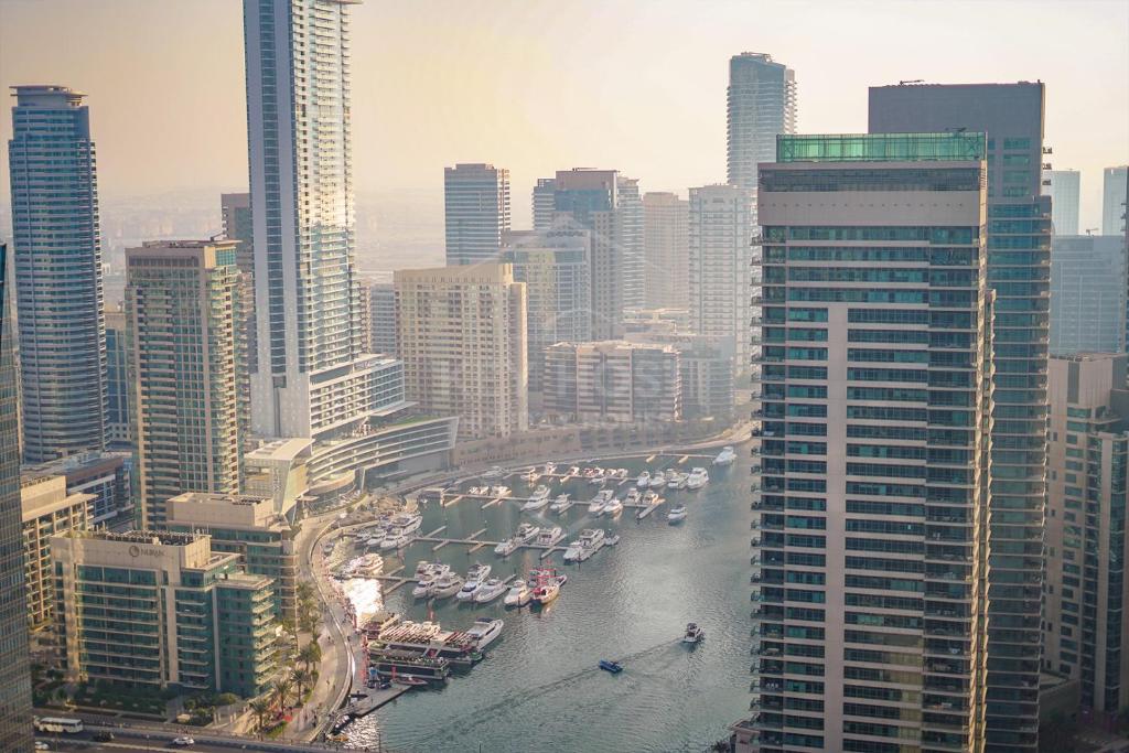 KeyHost - Elegant 2BR Central Towers - Dubai Marina - K3620 في دبي: اطلالة على مدينة بها قوارب في الماء