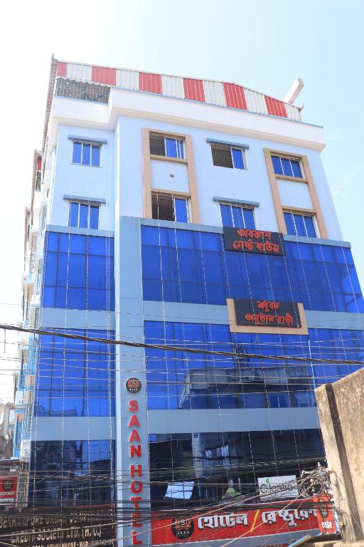 ein Gebäude im Bau mit blauen Glasfenstern in der Unterkunft Hotel Saan Berhampore in Baharampur