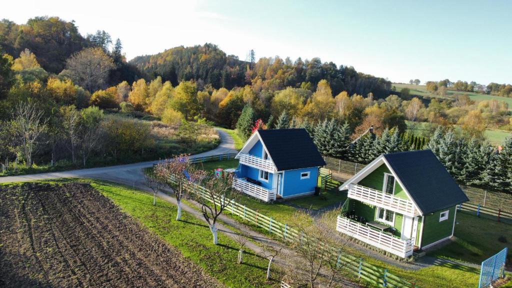 dos cabañas en medio de un campo en Domki w Dolinie Bobru, en Siedlęcin