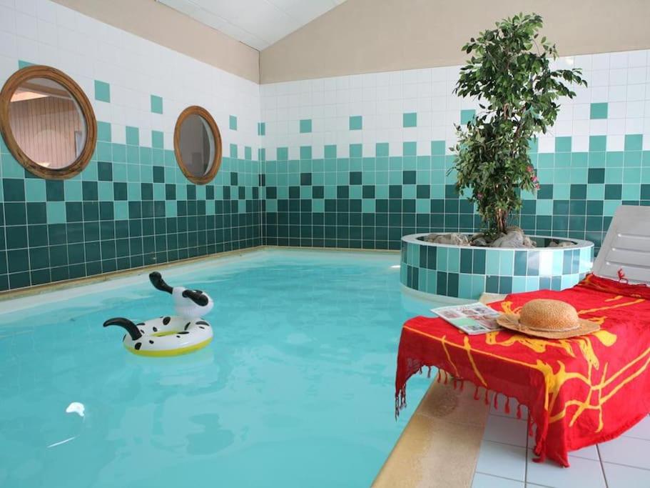 A piscina localizada em Appartement cosy T3 4 &agrave; 6 pers avec Piscines Int&eacute;rieure, Ext&eacute;rieure &amp; Sauna &agrave; Samo&euml;ns en Haute-Savoie ou nos arredores