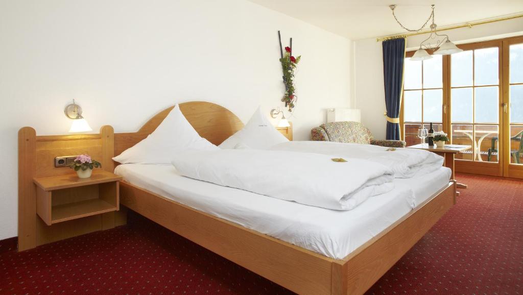 Postel nebo postele na pokoji v ubytování Hotel garni Oberdorfer Stuben
