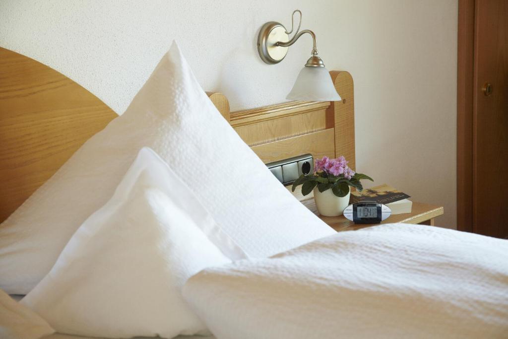 Postel nebo postele na pokoji v ubytování Hotel garni Oberdorfer Stuben