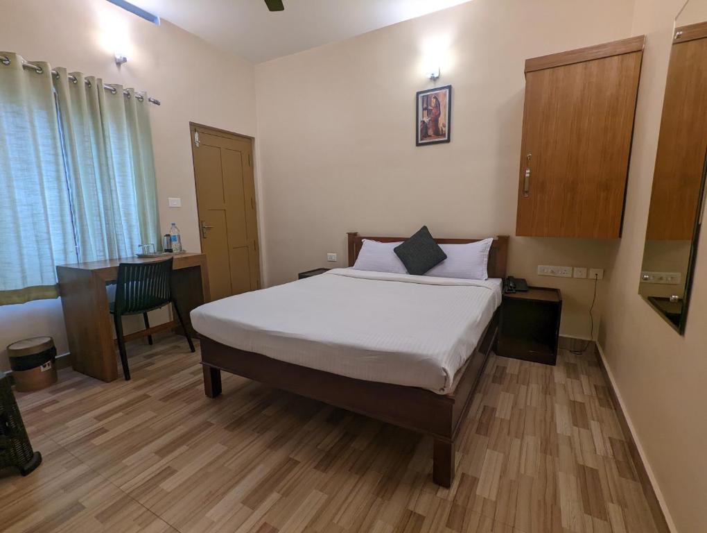 Postel nebo postele na pokoji v ubytování Ayursakthi Riverdale