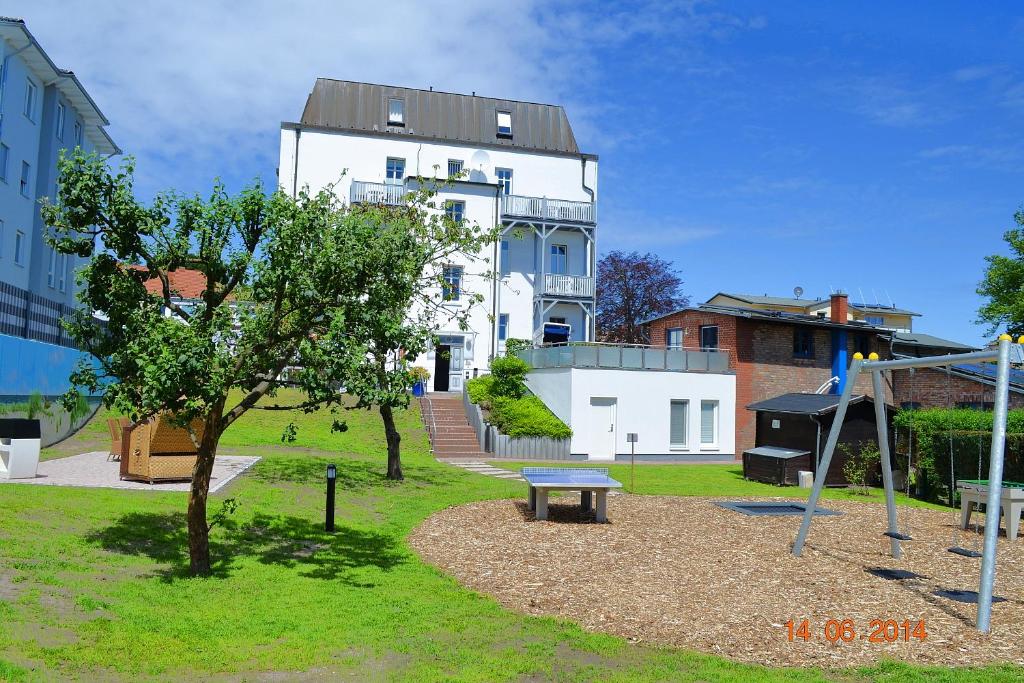 a park with a bench in front of a building at Hamburg-App-05 in Ahlbeck