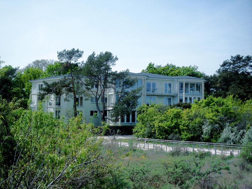ein großes blaues Gebäude mit Bäumen davor in der Unterkunft Strandoase App. 04 in Heringsdorf