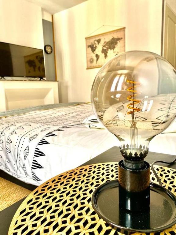 Uma cama ou camas num quarto em Rooftop Face à la Cité 'RFC'