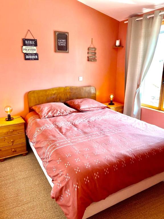 Uma cama ou camas num quarto em Rooftop Face à la Cité 'RFC'