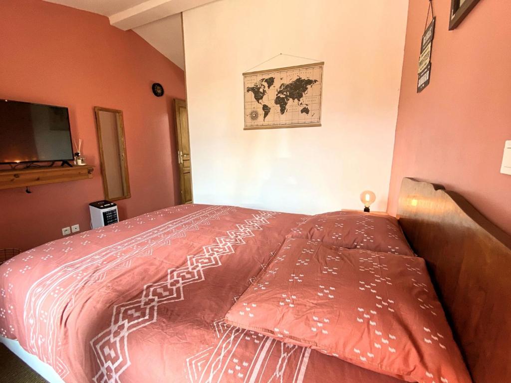 Uma cama ou camas num quarto em Rooftop Face à la Cité 'RFC'