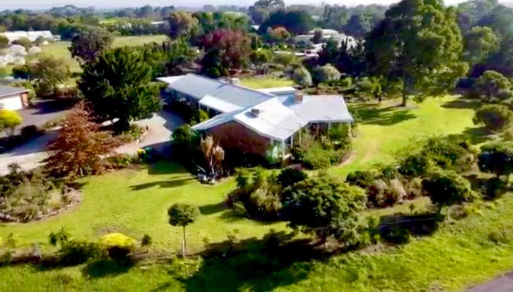 widok z góry na dom na zielonym polu w obiekcie Melbourne Garden Bed and Breakfast w mieście Melton