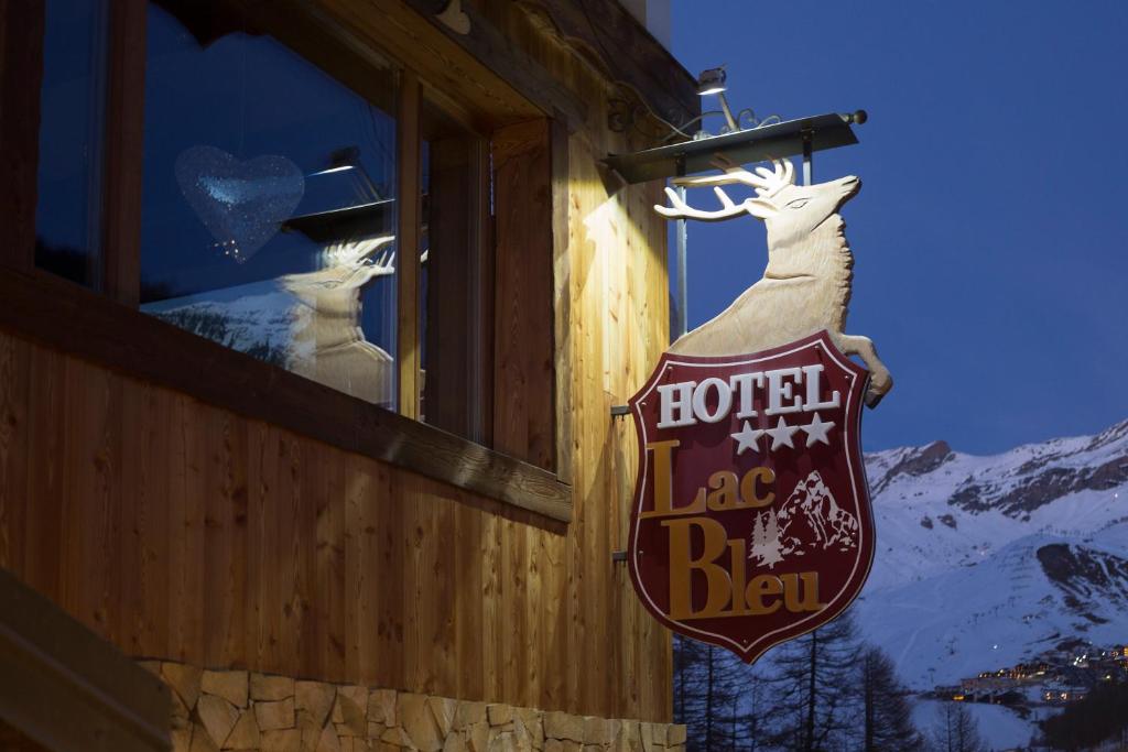 un cartello per un hotel la bar con due cervi in una finestra di Apartments Suites LAC BLEU a Breuil-Cervinia