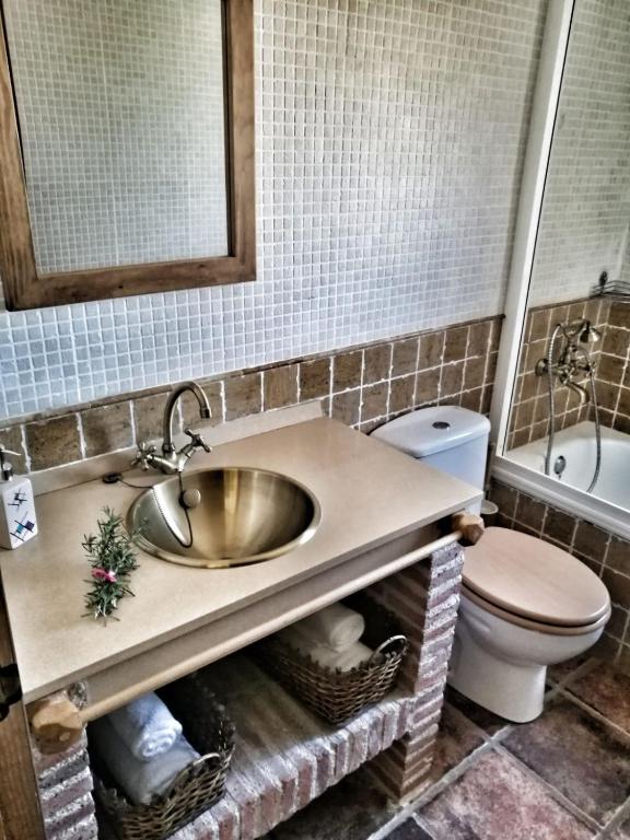 Koupelna v ubytování Casa Rural El Corral