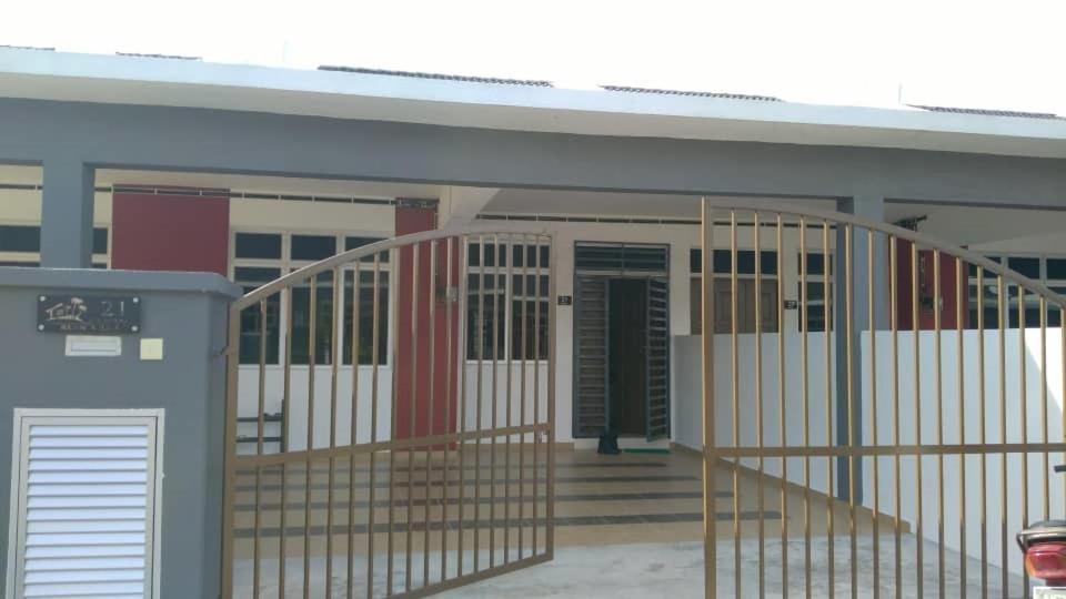 ein Abbild eines Schulgebäudes mit einem Tor in der Unterkunft Reenvillahomestayportdickson in Port Dickson