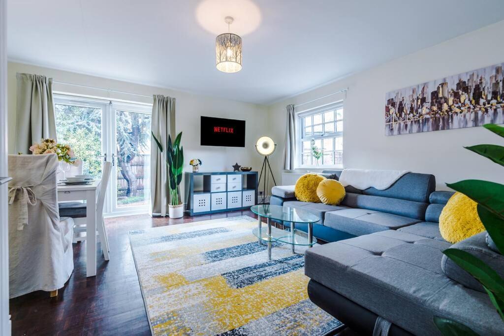 een woonkamer met een blauwe bank en een tafel bij Perfect 3 Bedroom Home for family or business stay in Chester