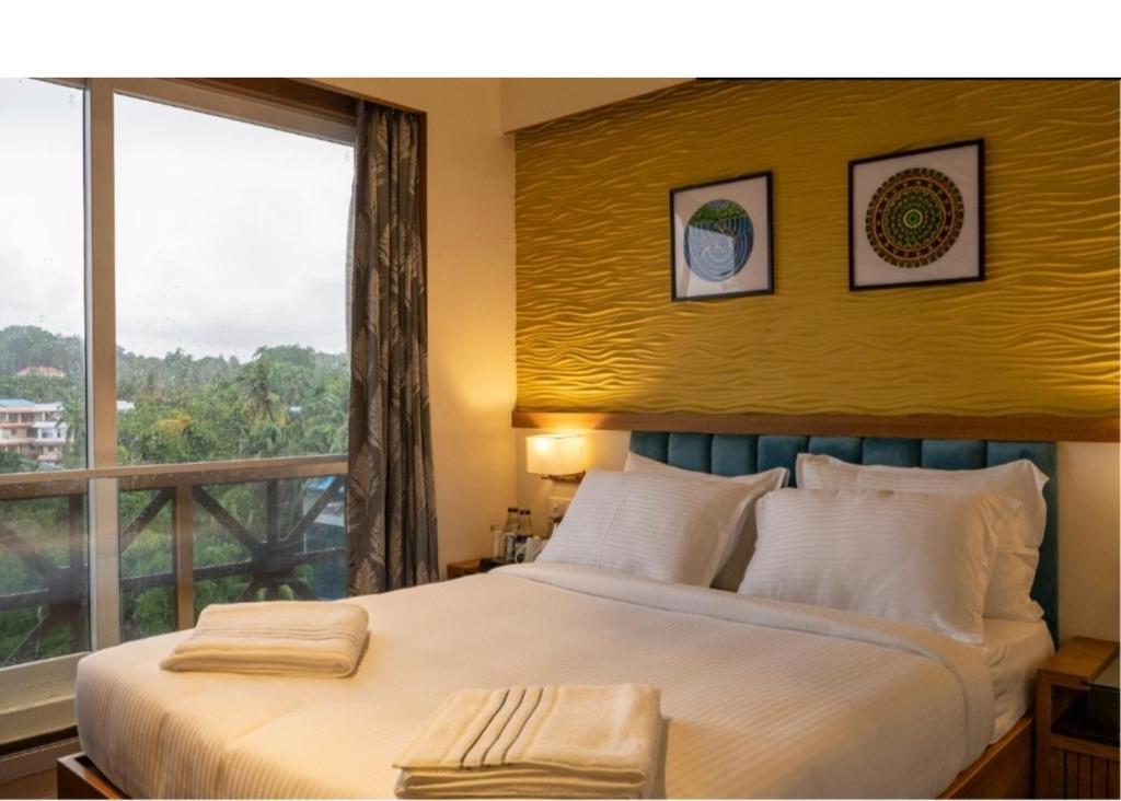 una camera con un grande letto e una finestra di BayLeaf Inn a Port Blair