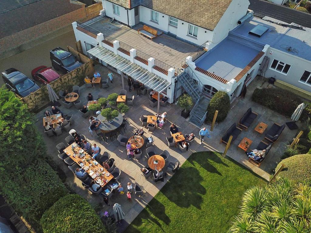 uma vista superior de um restaurante com pessoas sentadas às mesas em The Seaview, East Preston em Littlehampton