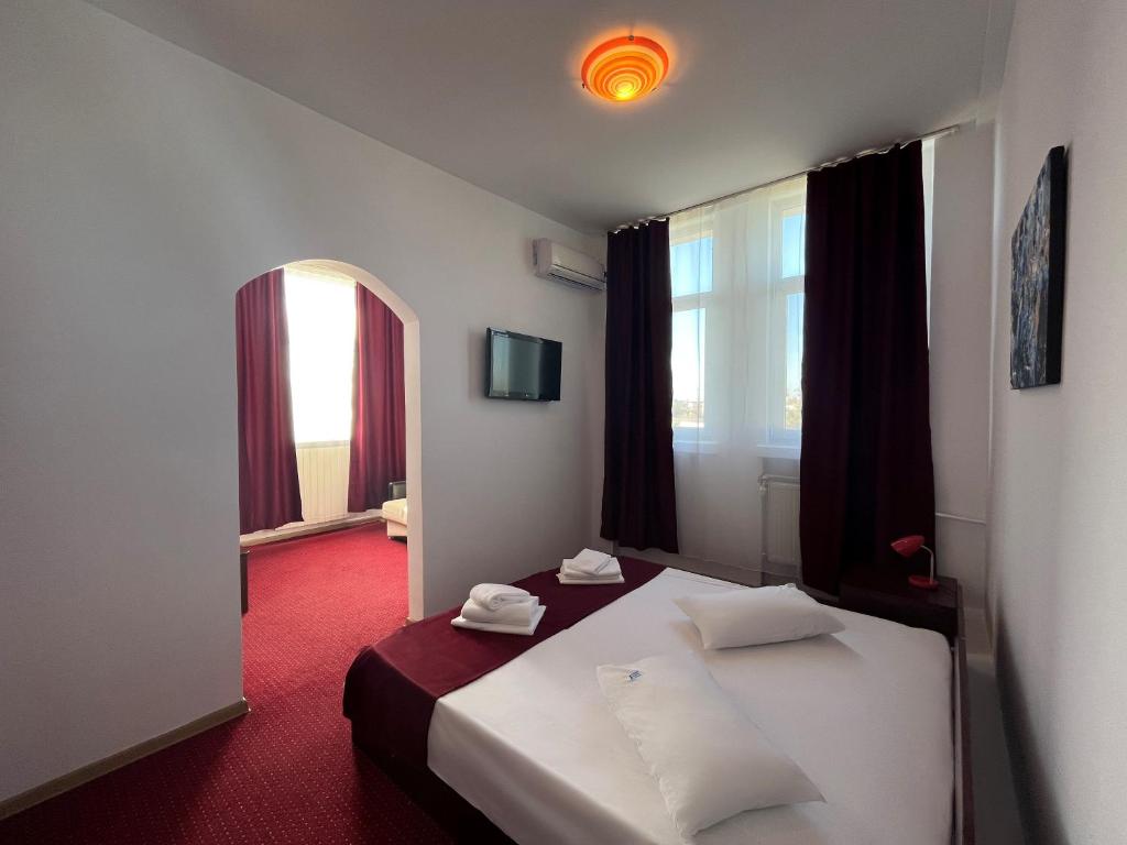 Postel nebo postele na pokoji v ubytování Hotel Tineretului