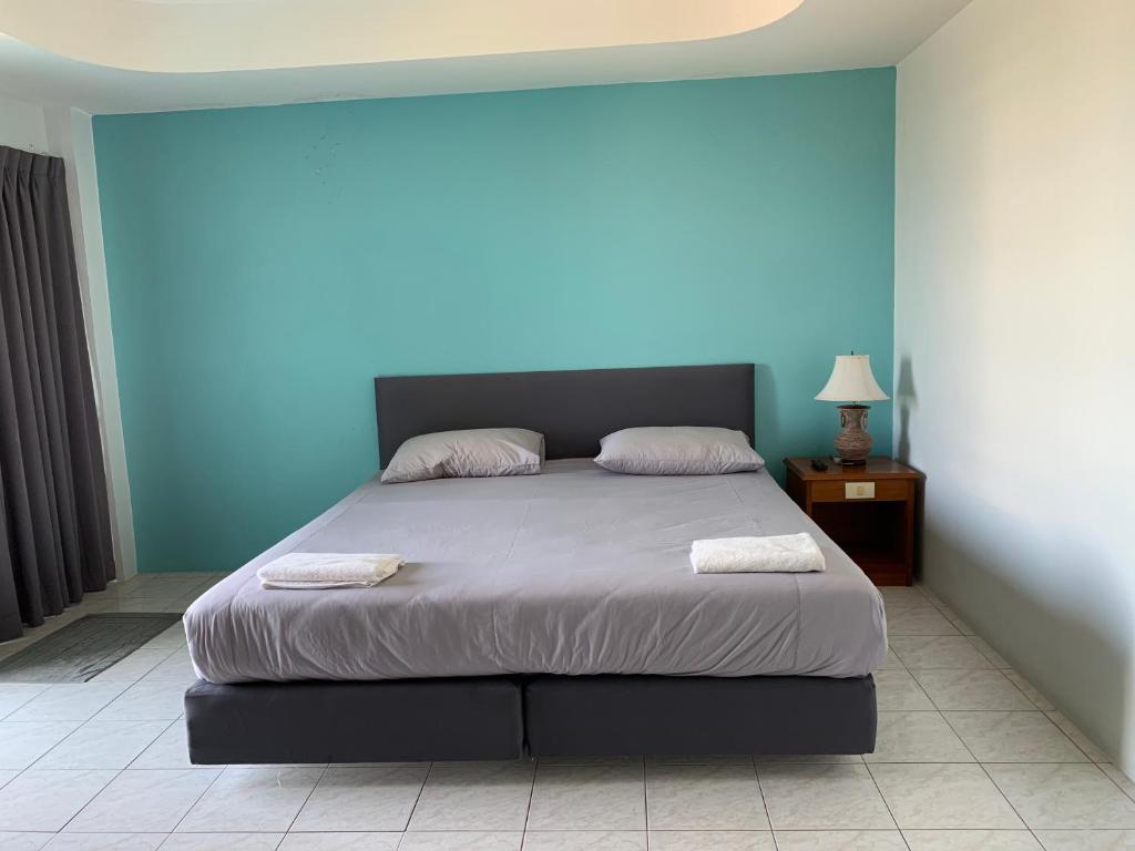 una camera da letto con un letto e due asciugamani di Kamalaburi Guesthouse a Kamala Beach