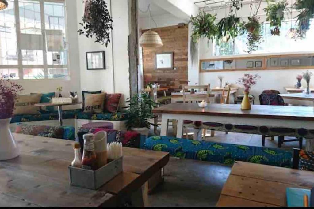 Area soggiorno di Gorgeous Well Equipped Modern Guest House in Loresho