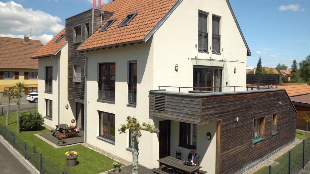 d'une maison à toit brun dans l'établissement Appartements La Maison du Tigre, à Stutzheim-Offenheim