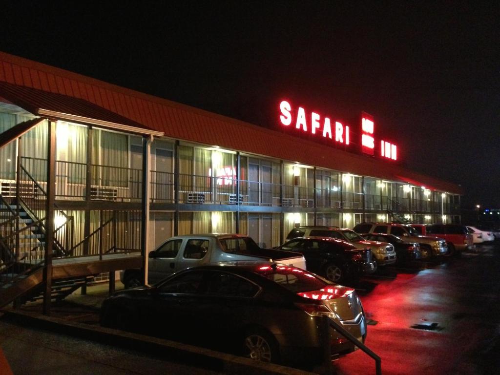 sklep sari z samochodami zaparkowanymi na zewnątrz w nocy w obiekcie Safari Inn - Murfreesboro w mieście Murfreesboro