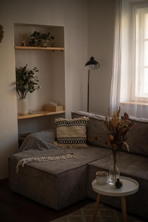 Posezení v ubytování KVARTÝR - nový apartmán na náměstí v České Lípě