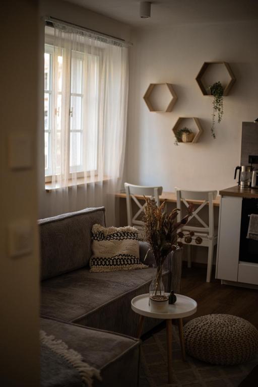 Posezení v ubytování KVARTÝR - nový apartmán na náměstí v České Lípě