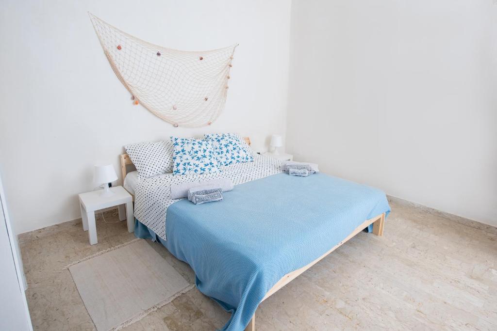 - une chambre avec un lit avec un filet sur le mur dans l'établissement Le meraviglie del mare, à Petrosino