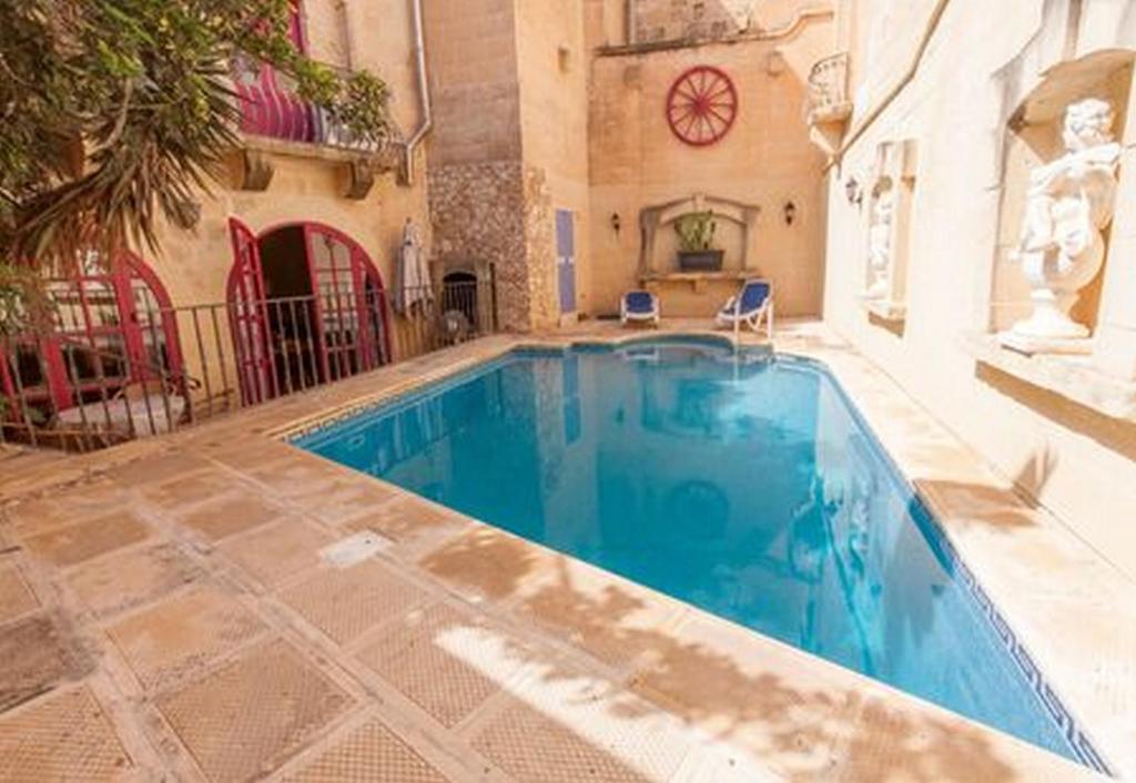 ein Schwimmbad in der Mitte eines Gebäudes in der Unterkunft Gozitan Farmhouse Pool & Jacuzzi - PP 2 in Il-Wilġa
