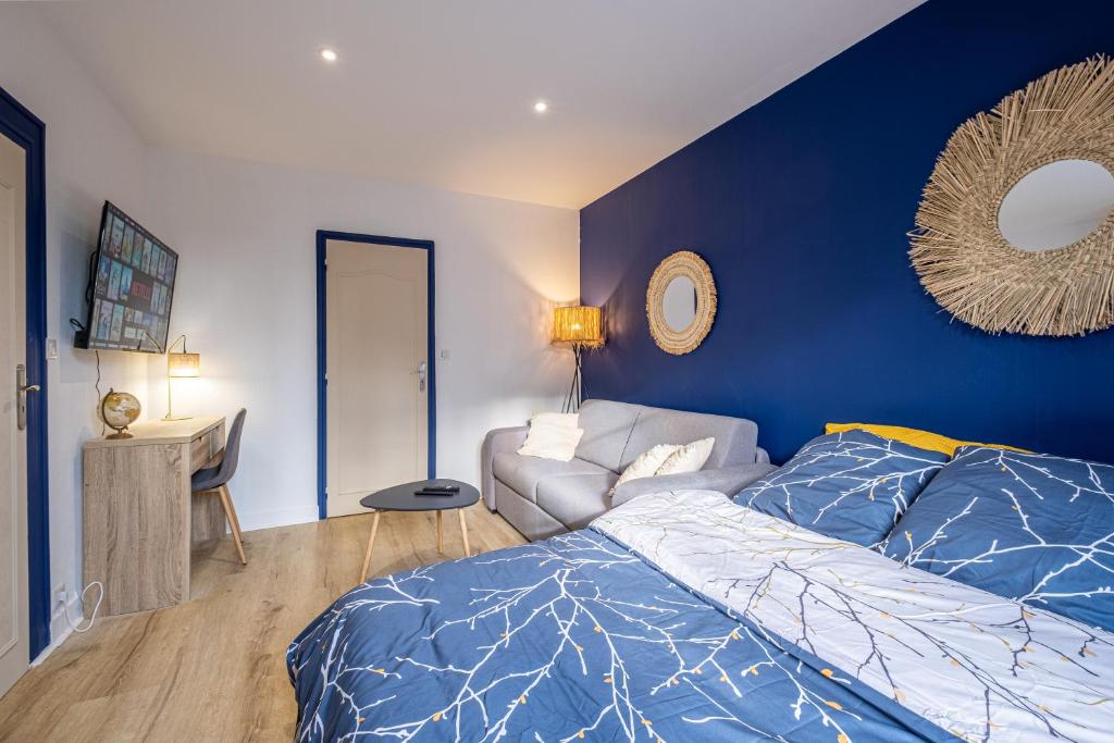 a blue bedroom with a bed and a couch at Esprit cosy - Welc'Home in Limoges