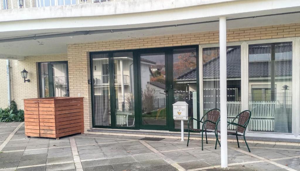 two chairs sitting in front of a building at Smart Loft in Bad Pyrmont