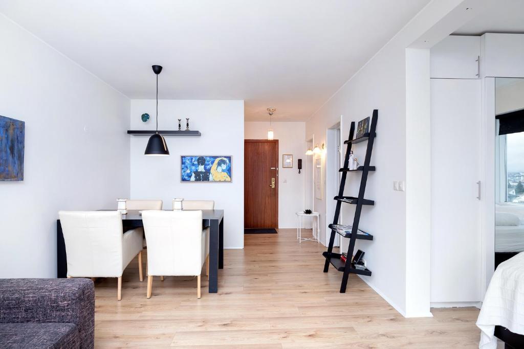 ein Esszimmer und ein Wohnzimmer mit einem Tisch und Stühlen in der Unterkunft City view, bright & cozy - Free parking (A4) in Reykjavík