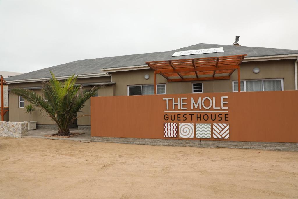 斯瓦科普蒙德的住宿－The Mole Guesthouse，一座建筑,上面有读取摩尔旅馆标志