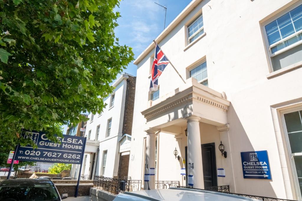 budynek z flagą przed nim w obiekcie Chelsea Guest House w Londynie