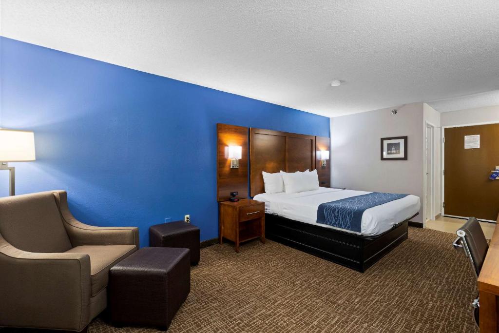 Comfort Inn & Suites St Louis-Hazelwood - King Room - Non-Smoking