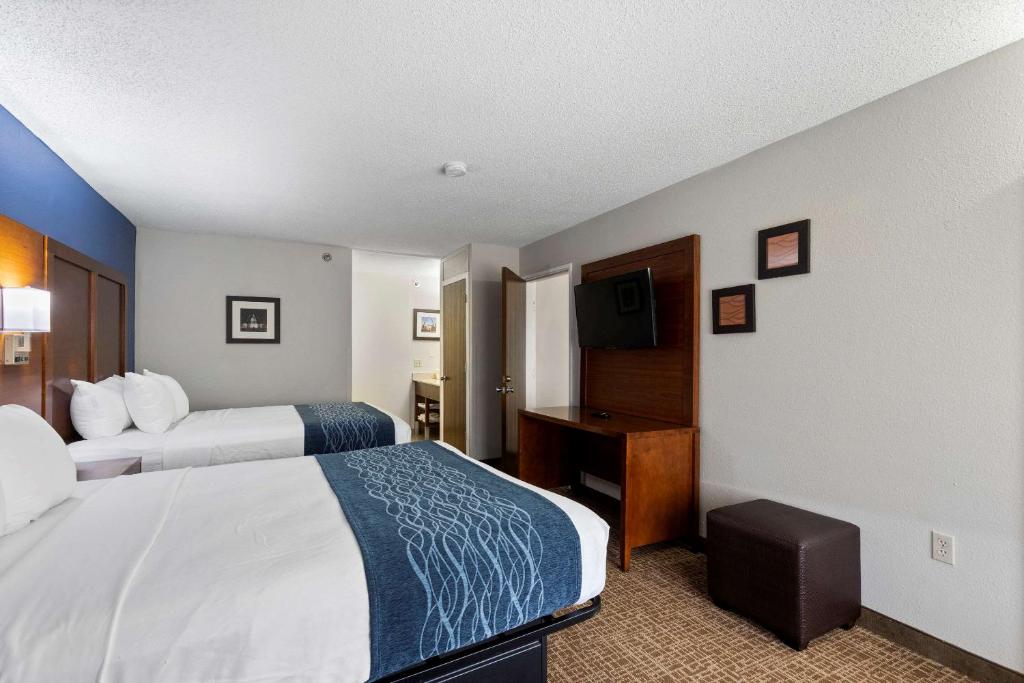 Comfort Inn & Suites St Louis-Hazelwood - Queen Room With Two Queen Beds - Non-Smoking