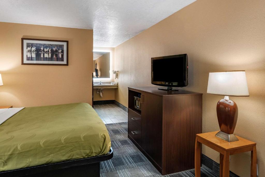 Postel nebo postele na pokoji v ubytování Quality Inn