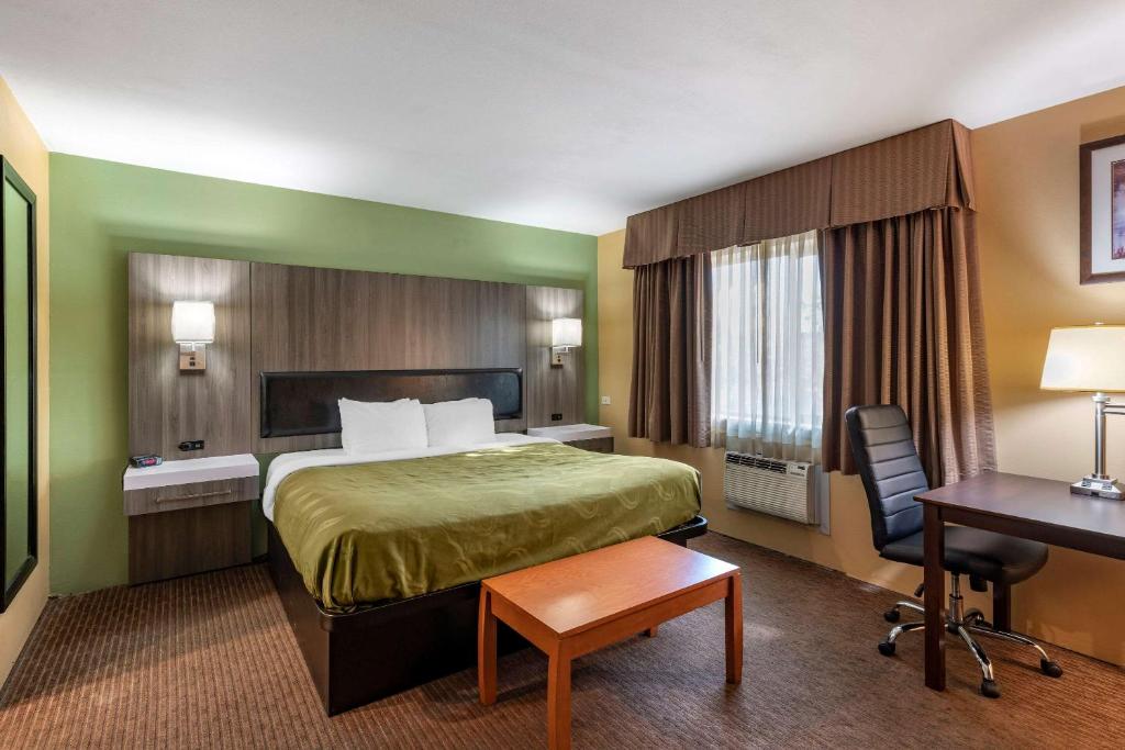 Postel nebo postele na pokoji v ubytování Quality Inn